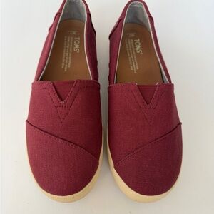 Toms Slip-On Canvas Shoes in Burgundy with Tan Sole- Size 7